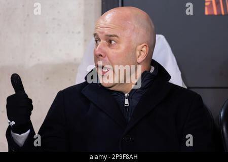 Varsavia, Polonia. 09th Mar, 2023. Arne slot allenatore di Feyenoord gesti durante la UEFA Europa League 2022/23 1st tappa di 16 partita tra Shakhtar Donetsk e Feyenoord Rotterdam al Maresciallo Jozef Pilsudski Municipal Stadium di Legia Varsavia. Punteggio finale: Shakhtar Donetsk 1:1 Feyenoord Rotterdam. Credit: SOPA Images Limited/Alamy Live News Foto Stock