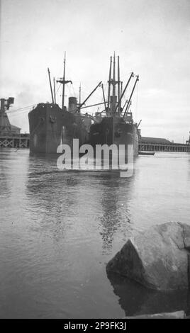 Due navi a vapore nel porto di Greymouth, Westland, Nuova Zelanda, verso gli anni '1930s. Foto Stock