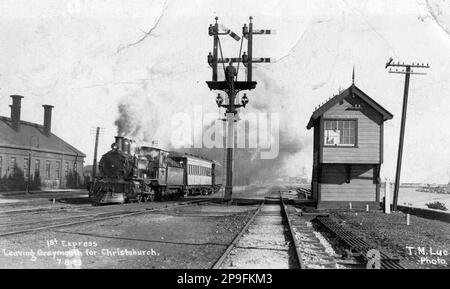 Il primo treno espresso parte dal porto di Greymouth, Westland, per Christchurch. Nuova Zelanda, utilizzando il tunnel Otira appena completato, 1923. Foto Stock