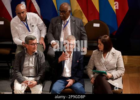 Città del Messico, Messico. 10th Mar, 2023. Il negoziatore principale della delegazione ELN Colombia, Pablo Beltran, con i membri della delegazione ELN Colombia, Aureliano Carbonell e Silvana Guerrero, al termine del "secondo ciclo di negoziati della tavola rotonda dei colloqui di pace tra il governo della Colombia e l'esercito nazionale di liberazione", All'Antiguo Colegio de San Ildefonso a Città del Messico. Il 10 marzo 2023 a Città del Messico, Messico (Credit Image: © Luis Barron/eyepix via ZUMA Press Wire) SOLO PER USO EDITORIALE! Non per USO commerciale! Foto Stock