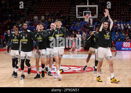 Milano, Italia. 09th Mar, 2023. Italia, Milano, marzo 9 2023: I giocatori di Partizan entrano in campo per il riscaldamento durante il gioco di basket EA7 Emporio Armani Milano vs Partizan Belgrado, Eurolega 2022-2023 round28 (Foto di Fabrizio Andrea Bertani/Pacific Press) Credit: Pacific Press Media Production Corp./Alamy Live News Foto Stock