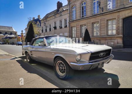 Chantilly, Francia - Aprile 25 2021: Ford Mustang 68 convertibile, la prima generazione Ford Mustang è stata prodotta da Ford dal Marzo 1964 al 1973. Foto Stock