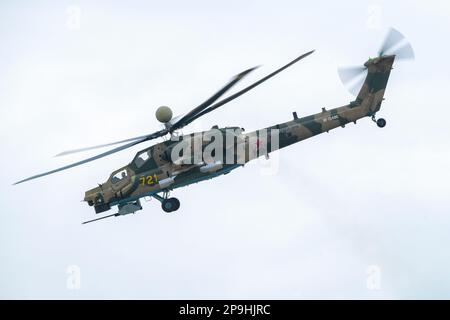 KUBINKA, RUSSIA - 19 AGOSTO 2022: Elicottero d'attacco mi-28Nm (RF-13490, cacciatore notturno) in volo. Un frammento del programma di volo internazionale Foto Stock