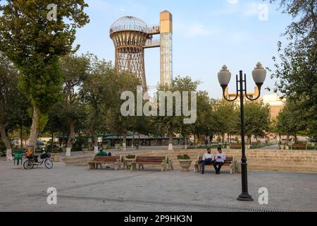 BUKHARA, UZBEKISTAN - 10 SETTEMBRE 2022: Serata di settembre nel parco cittadino vicino alla Torre di Shukhov (Torre di Bukhara) Foto Stock