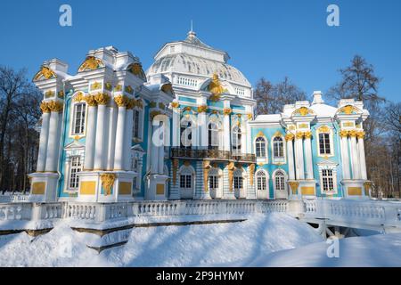 Primo piano dell'antico padiglione 'Hermitage' in un giorno di febbraio soleggiato. Catherine Parco di Tsarskoye Selo. Sobborghi di San Petersburg, Russia Foto Stock