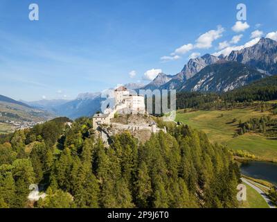 Tarasp, Svizzera - Settembre 29,2018: Veduta aerea del Castello Tarasp (costruito nel 11th ° secolo) nelle Alpi svizzere, Canton Grigioni o Graubuendon, Svizzera Foto Stock