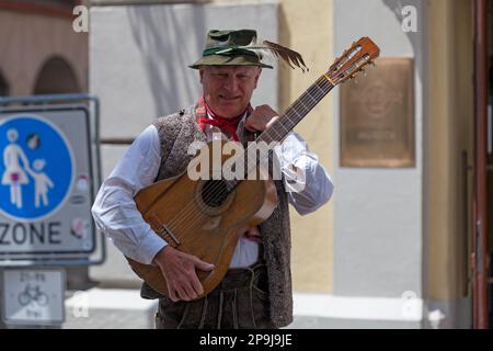 Monaco di Baviera, Germania - Maggio 30 2019: Musicista in abbigliamento tradizionale che tiene la sua chitarra nel centro della città. Foto Stock