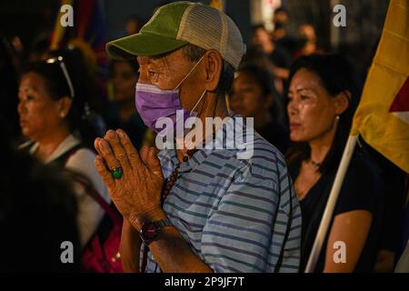 Nuova Delhi, India. 10th Mar, 2023. I rifugiati tibetani detengono una veglia a lume di candela per celebrare il 64th° giorno di rivolta nazionale tibetana (Foto di Shivam Khanna/Pacific Press) Credit: Pacific Press Media Production Corp./Alamy Live News Foto Stock