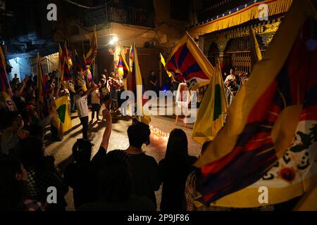 Nuova Delhi, India. 10th Mar, 2023. I rifugiati tibetani tengono una veglia a lume di candela per celebrare il 64th° giorno di rivolta nazionale tibetana. (Foto di Shivam Khanna/Pacific Press) Credit: Pacific Press Media Production Corp./Alamy Live News Foto Stock