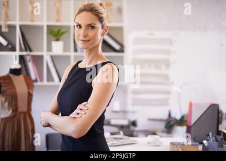 Shes una donna d'affari fiduciosa. Ritratto di una donna attraente in piedi in un ufficio. Foto Stock