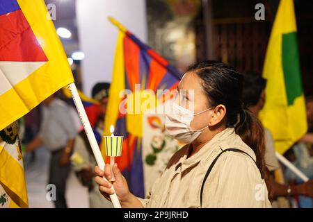 Nuova Delhi, Delhi, India. 10th Mar, 2023. I rifugiati tibetani tengono una veglia a lume di candela per celebrare il 64th° giorno di rivolta Nazionale Tibetana (Credit Image: © Shivam Khanna/Pacific Press via ZUMA Press Wire) SOLO PER USO EDITORIALE! Non per USO commerciale! Foto Stock