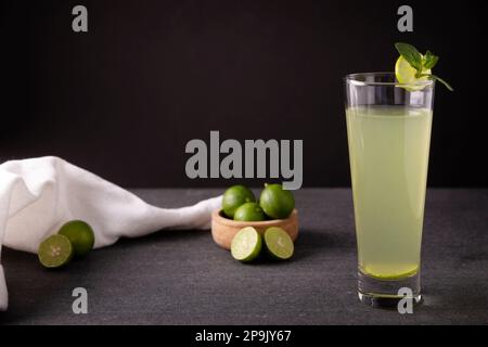 Limonata fatta in casa con limoni biologici e menta, una bevanda rinfrescante popolare in molti paesi. In Messico fa parte delle loro tradizionali fresche Aguas, Foto Stock