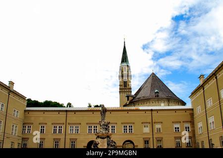 Dintorni vicino alla Cattedrale di Salisburgo, è la cattedrale barocca del 17th ° secolo, dedicata a Saint Rupert e Saint Vergilius, Salisburgo, Austria, Europa Foto Stock