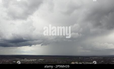 Il movimento della pioggia e grandi nuvole di pioggia nel cielo. Grandi nuvole di pioggia grigie bianche. Vista aerea del drone. Sfondo naturale panoramico. Pioggia. Pioggia tempo nuvoloso. Paesaggio nuvoloso sfondo panoramico Foto Stock