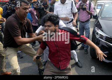 Kolkata, India. 10th Mar, 2023. Gli attivisti della Federazione studentesca dell'India (SFI) si confrontano con la polizia durante una marcia di assemblea statale per protestare contro le condizioni e le corruzioni sfavorevoli al sistema di istruzione statale e per chiedere l'elezione dei sindacati al college e all'università il 10 marzo 2023 a Kolkata, in India. (Credit Image: © Saikat Paul/eyepix via ZUMA Press Wire) SOLO PER USO EDITORIALE! Non per USO commerciale! Foto Stock