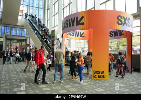 Houston, Stati Uniti. 10th Mar, 2023. La gente si dirige a sud da Southwest (SXSW) ad Austin, Texas, Stati Uniti, 10 marzo 2023. Venerdì ad Austin ha preso il via un festival annuale del sud-ovest (SXSW), incentrato sulle tecnologie creative emergenti. Credit: Li Bo/Xinhua/Alamy Live News Foto Stock