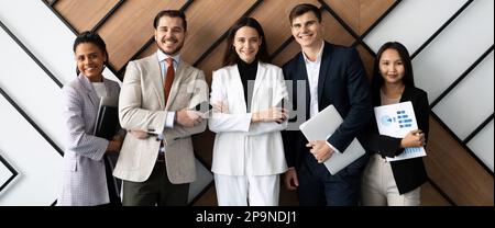 il team di startup si trova in ufficio con sicurezza e documenti Foto Stock