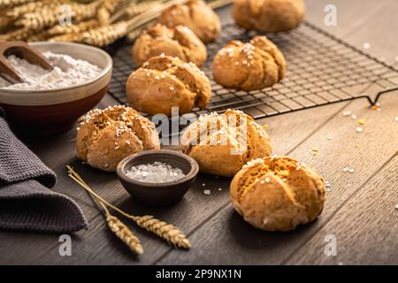 Involtini di pane farro fatti in casa con sale su sfondo di legno Foto Stock