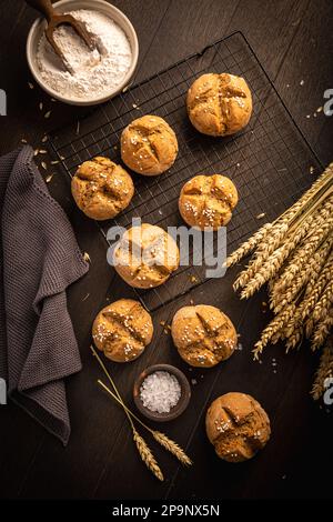 Involtini di pane farro fatti in casa con sale su sfondo di legno Foto Stock