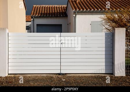 bianco pvc classico casa appartamento porta in plastica cancello doghe portale giardino ingresso della casa Foto Stock