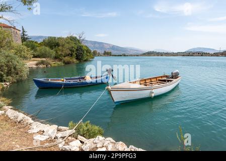 Le barche in legno sono ormeggiate sulla laguna salata del lago Butrint, vista dal Parco Nazionale di Butrint, il famoso sito patrimonio dell'umanità dell'UNESCO in Albania, archeologico Foto Stock