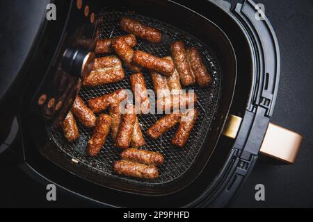 Salsicce tradizionali del sud europa senza pelle cevapcici, cevapi, balcanica carne macinata kebab alla griglia in airfryer Foto Stock