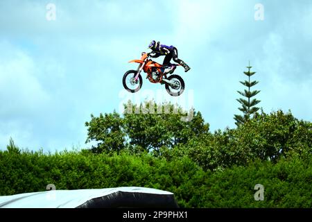 Auckland, Nuova Zelanda - Mar 2023. Dirtbike allenamento in un parco. Un motociclista volante che esegue un salto pericoloso. Foto Stock