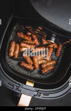 Salsicce tradizionali del sud europa senza pelle cevapcici, cevapi, balcanica carne macinata kebab alla griglia in airfryer Foto Stock