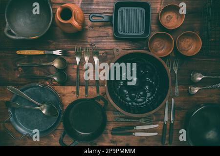 Utensili da cucina, utensili da cucina, su sfondo di legno. Collezione di utensili vintage. Foto Stock