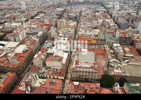 Vista aerea sul centro storico di Città del Messico con Via Francisco Madero. Foto Stock