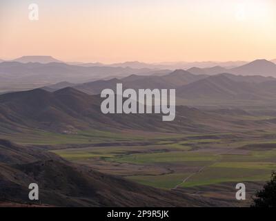 Tramonto sulla catena montuosa del Medio Atlante in Marocco Foto Stock