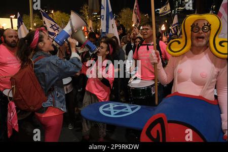 TEL AVIV, ISRAELE - 9 MARZO: I manifestanti dell'anti-governo partecipano a una manifestazione di massa contro il piano del sistema giudiziario del governo di estrema destra israeliano che mira a indebolire la Corte Suprema del paese il 9 marzo 2023 a Tel Aviv, Israele. Foto Stock