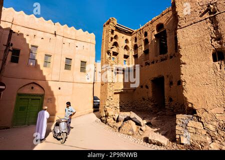 Cadendo giù le rovine di fango-mattone del vecchio villaggio in al Hamra, Oman Foto Stock