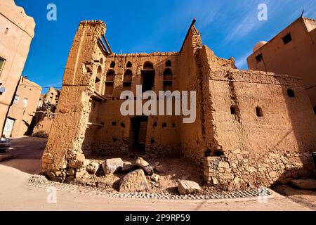 Cadendo giù le rovine di fango-mattone del vecchio villaggio in al Hamra, Oman Foto Stock