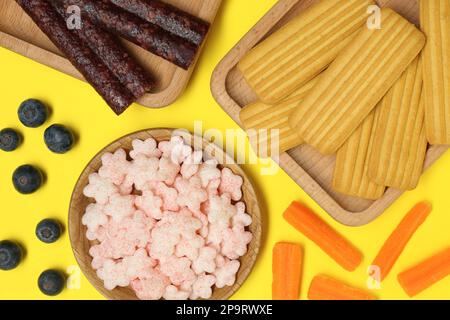 Cibi diversi per il bambino su sfondo giallo, piatto Foto Stock