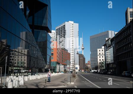 28.02.2023, Berlino, Germania, Europa - guardando in basso Axel-Springer-Strasse a Kreuzberg presso la Torre della Televisione ad Alexanderplatz, nel quartiere Mitte di Berlino. Foto Stock