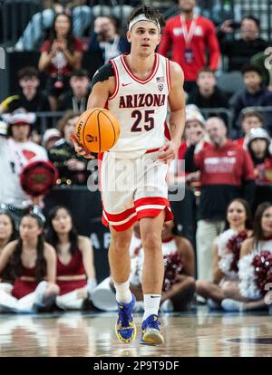 Marzo 09 2023 Las Vegas, NV, U.S.A. Arizona Wildcats guard Kerr Kriisa (25)prepara il gioco durante i quarti di finale del torneo di pallacanestro maschile NCAA PAC 12 tra Arizona Wildcats e i Cardinali di Stanford. L'Arizona ha battuto Stanford 95-84 alla T Mobile Arena di Las Vegas, Nevada. Thurman James/CSM Foto Stock