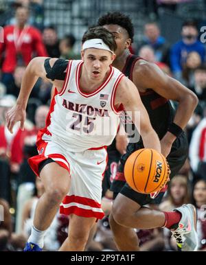 Marzo 09 2023 Las Vegas, NV, U.S.A. Arizona Wildcats guardia Kerr Kriisa (25)porta il pallone in campo durante la NCAA PAC 12 Men's Basketball Tournament Quarterfinals tra Arizona Wildcats e Stanford Cardinals. L'Arizona ha battuto Stanford 95-84 alla T Mobile Arena di Las Vegas, Nevada. Thurman James/CSM Foto Stock