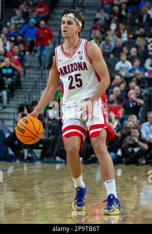 Marzo 09 2023 Las Vegas, NV, U.S.A. Arizona Wildcats guard Kerr Kriisa (25)prepara il gioco durante i quarti di finale del torneo di pallacanestro maschile NCAA PAC 12 tra Arizona Wildcats e i Cardinali di Stanford. L'Arizona ha battuto Stanford 95-84 alla T Mobile Arena di Las Vegas, Nevada. Thurman James/CSM Foto Stock