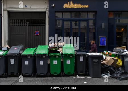 Julien Mattia / le Pictorium - sciopero dei raccoglitori di rifiuti a Parigi - 11/3/2023 - Francia / Ile-de-France (regione) / Parigi - i bidoni dei rifiuti traboccano e si accumulano nelle strade della capitale francese, a causa dello sciopero dei raccoglitori di rifiuti contro la riforma delle pensioni, il 11 marzo 2023. Foto Stock