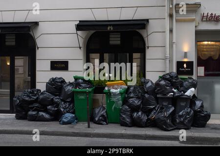 Julien Mattia / le Pictorium - sciopero dei raccoglitori di rifiuti a Parigi - 11/3/2023 - Francia / Ile-de-France (regione) / Parigi - i bidoni dei rifiuti traboccano e si accumulano nelle strade della capitale francese, a causa dello sciopero dei raccoglitori di rifiuti contro la riforma delle pensioni, il 11 marzo 2023. Foto Stock