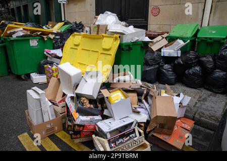 Julien Mattia / le Pictorium - sciopero dei raccoglitori di rifiuti a Parigi - 11/3/2023 - Francia / Ile-de-France (regione) / Parigi - i bidoni dei rifiuti traboccano e si accumulano nelle strade della capitale francese, a causa dello sciopero dei raccoglitori di rifiuti contro la riforma delle pensioni, il 11 marzo 2023. Foto Stock