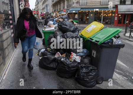 Julien Mattia / le Pictorium - sciopero dei raccoglitori di rifiuti a Parigi - 11/3/2023 - Francia / Ile-de-France (regione) / Parigi - i bidoni dei rifiuti traboccano e si accumulano nelle strade della capitale francese, a causa dello sciopero dei raccoglitori di rifiuti contro la riforma delle pensioni, il 11 marzo 2023. Foto Stock