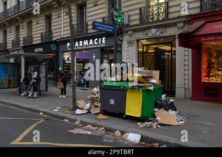 Julien Mattia / le Pictorium - sciopero dei raccoglitori di rifiuti a Parigi - 11/3/2023 - Francia / Ile-de-France (regione) / Parigi - i bidoni dei rifiuti traboccano e si accumulano nelle strade della capitale francese, a causa dello sciopero dei raccoglitori di rifiuti contro la riforma delle pensioni, il 11 marzo 2023. Foto Stock