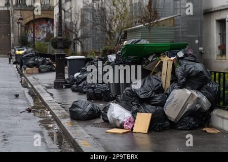 Julien Mattia / le Pictorium - sciopero dei raccoglitori di rifiuti a Parigi - 11/3/2023 - Francia / Ile-de-France (regione) / Parigi - i bidoni dei rifiuti traboccano e si accumulano nelle strade della capitale francese, a causa dello sciopero dei raccoglitori di rifiuti contro la riforma delle pensioni, il 11 marzo 2023. Foto Stock