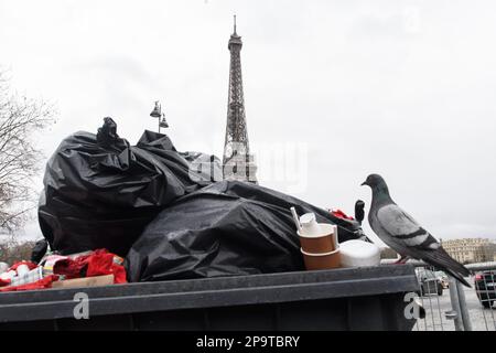 Julien Mattia / le Pictorium - sciopero dei raccoglitori di rifiuti a Parigi - 11/3/2023 - Francia / Ile-de-France (regione) / Parigi - i bidoni dei rifiuti traboccano e si accumulano nelle strade della capitale francese, a causa dello sciopero dei raccoglitori di rifiuti contro la riforma delle pensioni, il 11 marzo 2023. Foto Stock