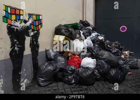 Julien Mattia / le Pictorium - sciopero dei raccoglitori di rifiuti a Parigi - 11/3/2023 - Francia / Ile-de-France (regione) / Parigi - i bidoni dei rifiuti traboccano e si accumulano nelle strade della capitale francese, a causa dello sciopero dei raccoglitori di rifiuti contro la riforma delle pensioni, il 11 marzo 2023. Foto Stock