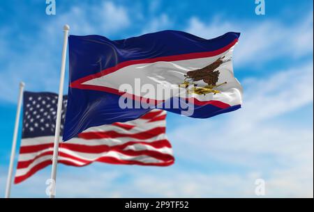 Bandiera dello stato delle Samoa Americane, USA di fronte alla bandiera ufficiale degli Stati Uniti su sfondo cielo nuvoloso. Stati Uniti d'America concetto patriottico. copia spazio per Foto Stock