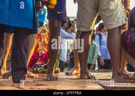 Ganapati Visarjan a Mumbai , Girgaon Chowpaty, Girgaum chowpatty Ganesh Visarjan, Ganesh Festival. Mumbai, Maharashtra, India Foto Stock