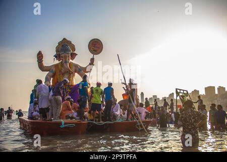 Ganapati Visarjan a Mumbai , Girgaon Chowpaty, Girgaum chowpatty Ganesh Visarjan, Ganesh Festival. Mumbai, Maharashtra, India Foto Stock